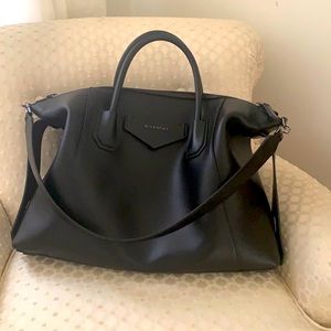 GIVENCHY Antigona Soft Medium Bag in Black